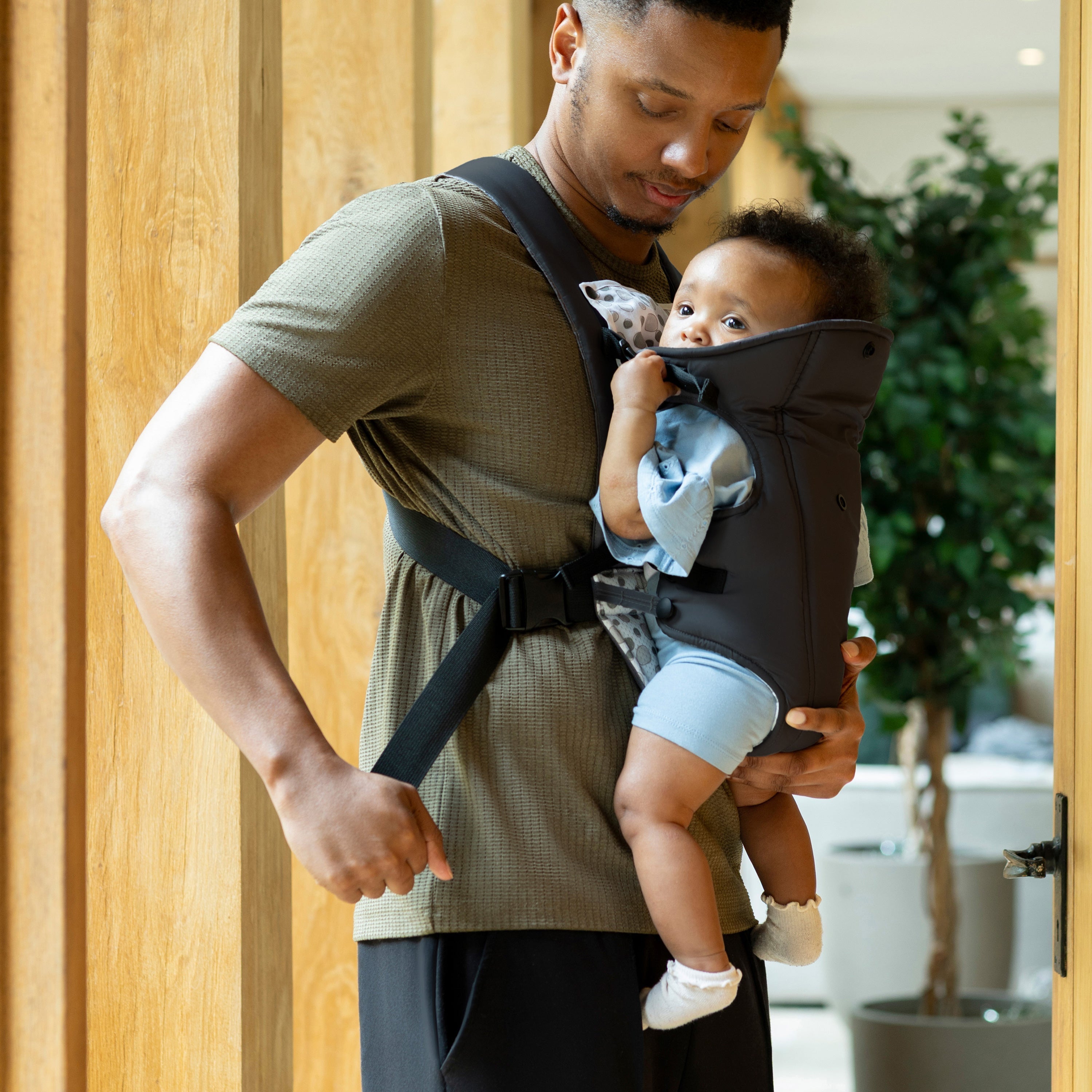 Classic Baby Carrier | Black (WH68)